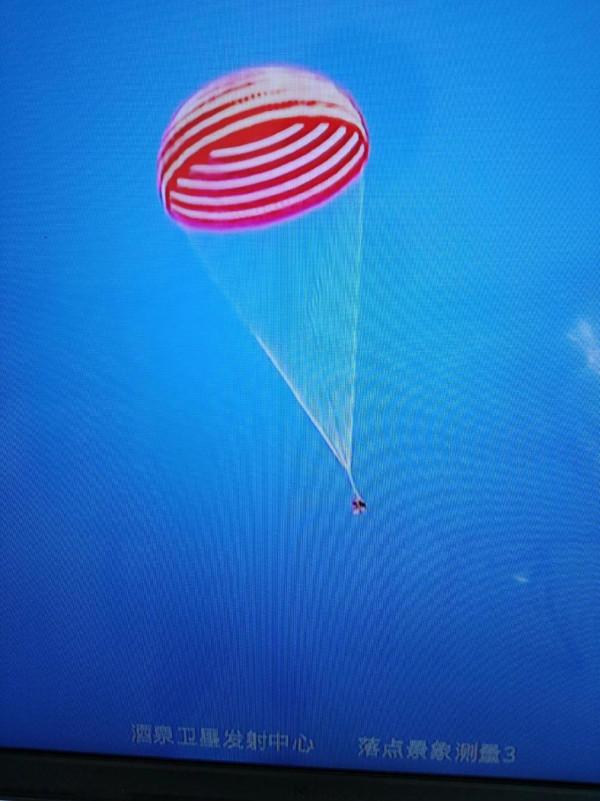 祝賀三位航天員勝利歸來