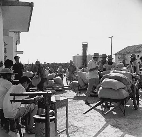 2000年，一農民直言不諱向總理傾訴煩惱，朱鎔基：我比你還急呀