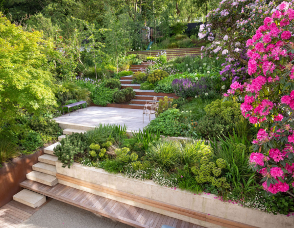 庭院做成階梯式，不用打水泥，廢舊金屬框填滿石礫，一層又一層