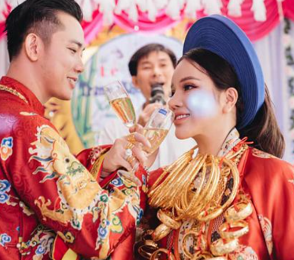 越南土豪大婚，新娘子如花似玉，脖子上手上掛滿幾公斤的金飾