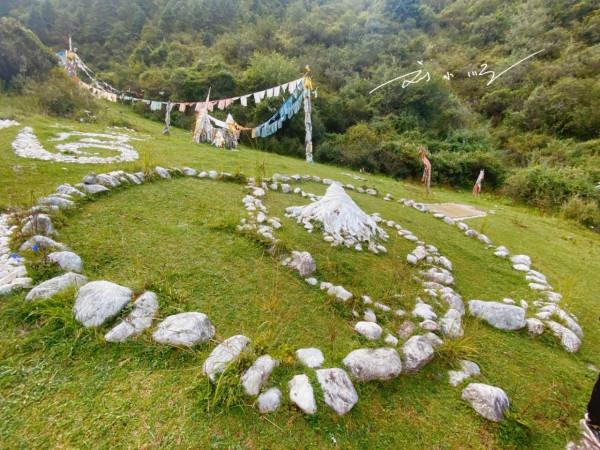 西藏昌都的神奇道場,位於317國道旁,據說在此打坐能感應全世界 西藏昌都的神奇道場,位於317國道旁,據說在此打坐能感應全世界