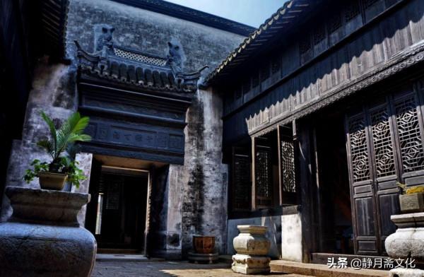 民間故事：農夫山中避雨，天上掉下個美女子，揹回家得到神奇金鈴