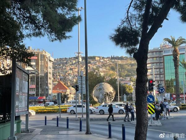 這個手勢可能帶有攻擊，面對惡意歧視和刻板印象，如何做到體面？