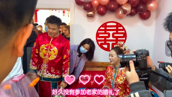 辛芷蕾回老家參加親弟婚禮，打扮低調顏值突出，和新娘熱聊感情好