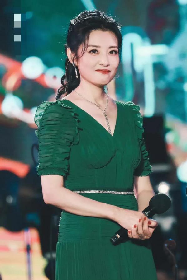 曾經央視一姐周濤美麗大方氣質高雅,驚鴻一瞥令人心動不已 曾經央視一姐周濤美麗大方氣質高雅,驚鴻一瞥令人心動不已