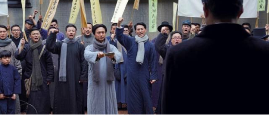 英雄照相時已經犧牲，妻子用肩膀頂住他，才拍下這張“全家福”