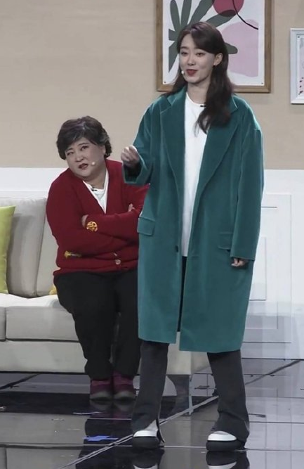 春晚女星戰袍大PK：李宇春時尚，趙麗穎最美，張小斐的大衣上熱搜