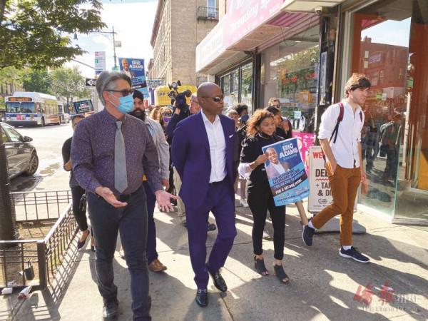 亞當斯走訪日落公園 聆聽小商家困境 稱讚商家們辛勤付出為社群做貢獻