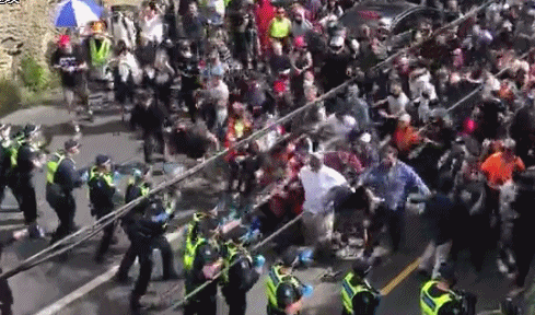 澳大利亞墨爾本爆發反對“封城”遊行 多數示威者未戴口罩 澳大利亞墨爾本爆發反對“封城”遊行 多數示威者未戴口罩