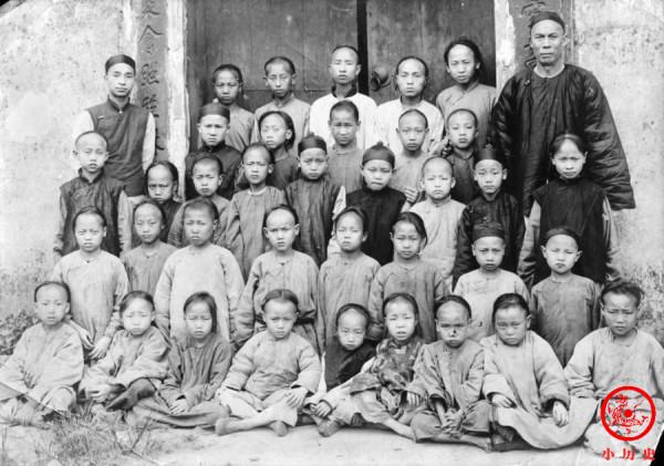 晚清老照片:皇帝敕建牌坊表彰3名節烈婦女,男子擺攤賣小鴨子 晚清老照片:皇帝敕建牌坊表彰3名節烈婦女,男子擺攤賣小鴨子