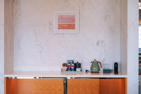 住進愛馬仕橙的房間，躺在高空看海景