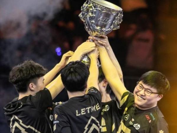 Uzi和RNG的合同到期,已有3隊發出邀請,努力挖來小明搭配 Uzi和RNG的合同到期,已有3隊發出邀請,努力挖來小明搭配