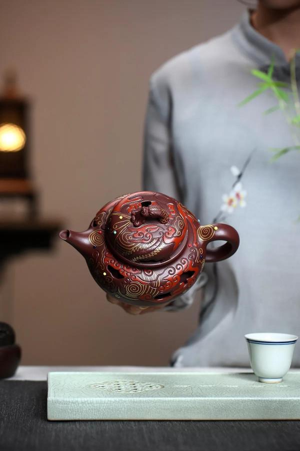 「潛龍昇華」泥料：家藏原礦底槽清 . 480cc 作者：蔣惠娟