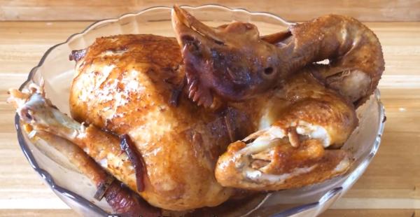 整隻雞扔進電飯鍋,不加油不加水,軟爛脫骨,比廣東烤雞還要好吃 整隻雞扔進電飯鍋,不加油不加水,軟爛脫骨,比廣東烤雞還要好吃