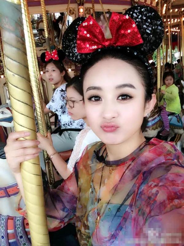 趙麗穎有一張娃娃臉，嘟嘟嘴的時候太卡哇伊了，太萌了愛死了