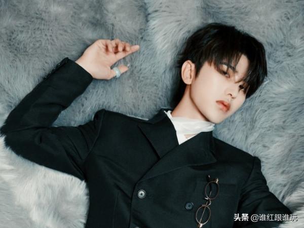 ELLE風尚大典宣傳照,劉雯C位,楊冪蔡徐坤分列兩旁,王源第2排 ELLE風尚大典宣傳照,劉雯C位,楊冪蔡徐坤分列兩旁,王源第2排