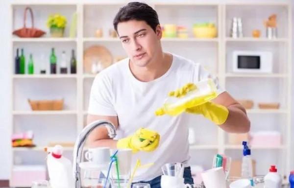 給71歲老太太當家居保姆，42歲男人自述：工資雖高，但我只想辭職