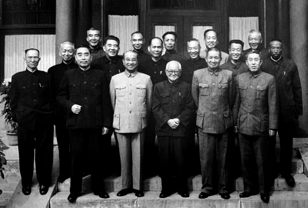 54年鄭洞國收到金字請帖，赴宴中南海：毛主席：你的名字很響亮嘛