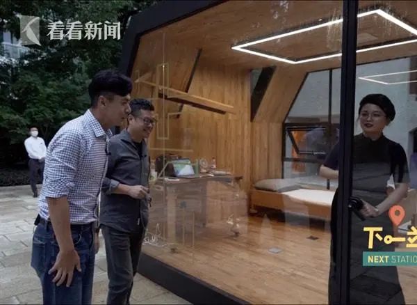 上海街頭驚現透明房！24小時有人住裡面吃喝睡覺，圍觀者直接看光光