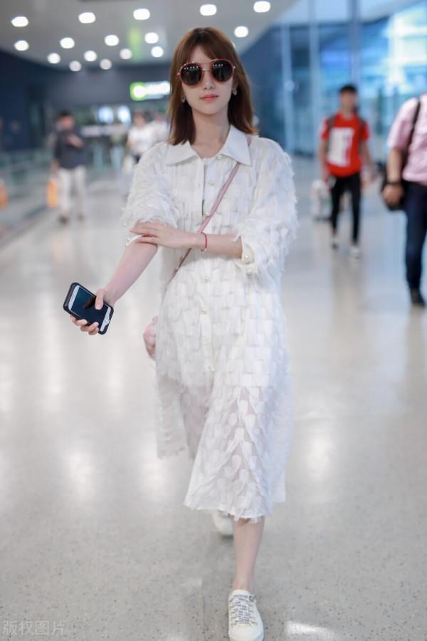 毛曉彤先是傻白甜閨蜜,最後成為懂事人妻,離不開楊玏的陪伴 毛曉彤先是傻白甜閨蜜,最後成為懂事人妻,離不開楊玏的陪伴