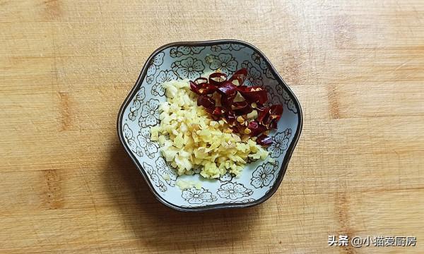 家常小炒菜:“芹菜木耳雞蛋炒肉”,鮮香味美,特別開胃下飯 家常小炒菜:“芹菜木耳雞蛋炒肉”,鮮香味美,特別開胃下飯