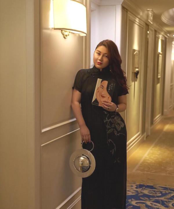 胖女人不適合穿旗袍？看楊天真就知道，150斤照樣穿得優雅貴氣