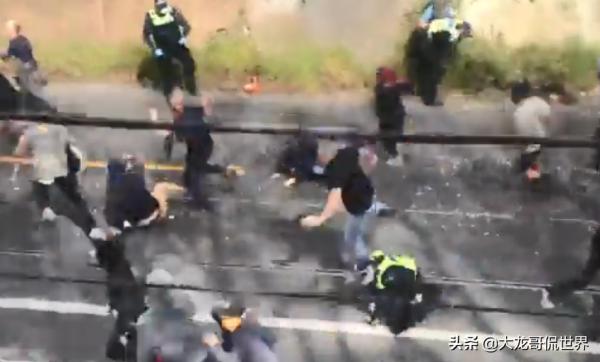 澳大利亞亂了！警察被抗議者撞倒在地並被踩踏，已抓數百人