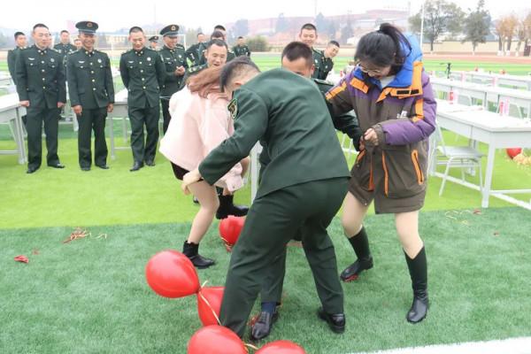 集體婚禮+軍營鵲橋，甜蜜來襲！