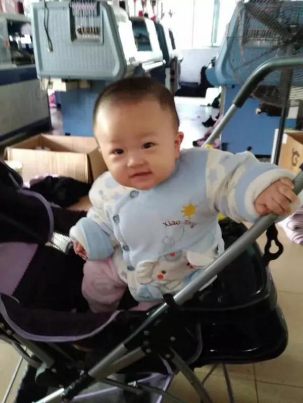 做毛衣一起帶孩子長大