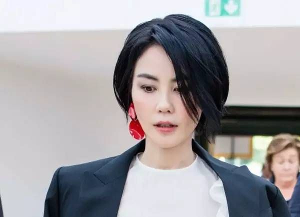 王菲真不適合化濃妝,沒有“高階感”還顯得有些俗氣,看著不太美 王菲真不適合化濃妝,沒有“高階感”還顯得有些俗氣,看著不太美