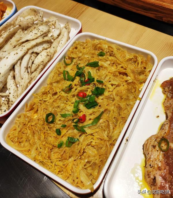 吃烤肉之前先拿個手推車，像逛超市似的選菜，可鐵板煎可篦子烤