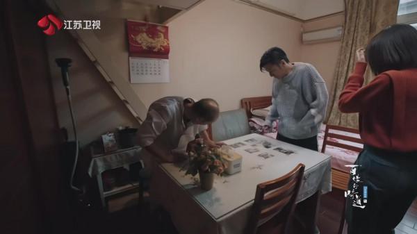 阿大日賺3000元卻獨居破舊老房，凌晨3點做蔥油餅，謝霆鋒：匠心