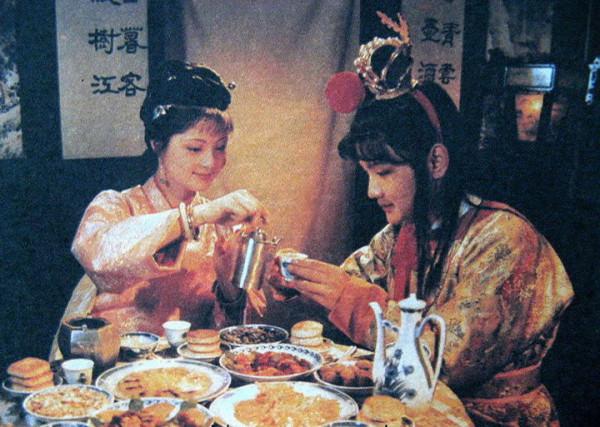 紅樓夢：住奴才隔壁，後門通街，賈政羞辱薛家觸怒王夫人賭氣反擊