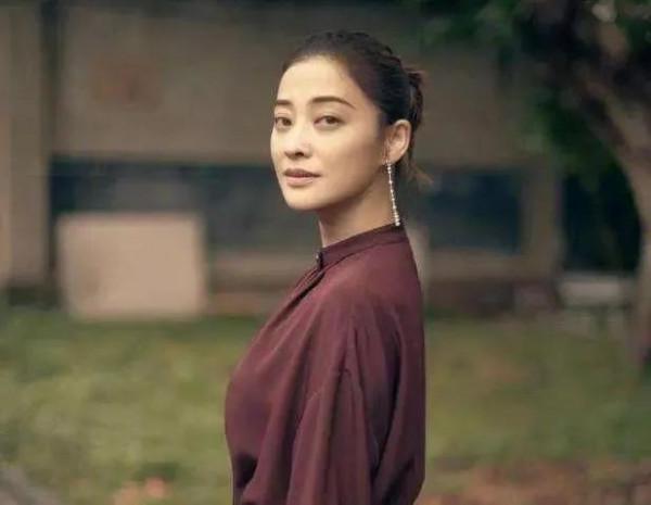 梅婷二婚嫁給曾劍，生育一兒一女，把婆婆當親媽，一家10口人同住