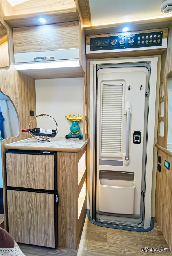 花光積蓄旅行？入不敷出？4座2.0T福特房車拎包即可入住，還省錢