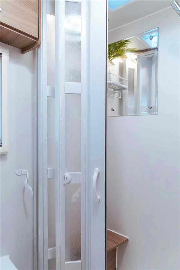 新款亞特Y8紀念版依維柯無拓展房車,超大空間滿足五人出行 新款亞特Y8紀念版依維柯無拓展房車,超大空間滿足五人出行