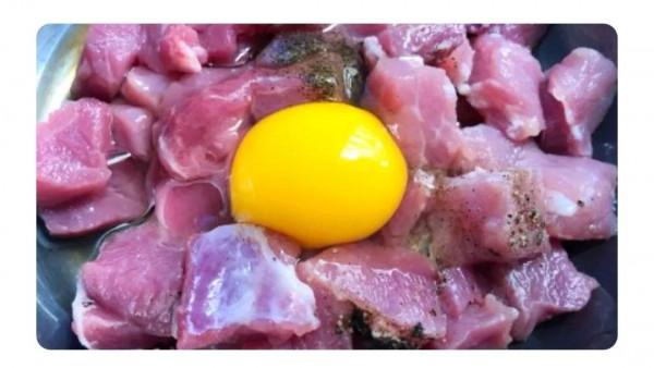 老外在中餐廳經常點的中國菜《菠蘿咕嚕肉》到底是怎麼做的呢？