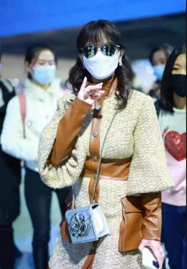 68歲的趙雅芝依然時髦，大衣當裙穿配長靴好洋氣，不像年近古稀