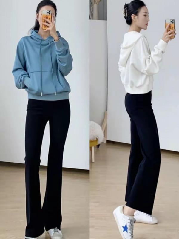 露腳踝過時了，今年秋季流行穿“過踝喇叭褲”，時尚大氣又顯腿長