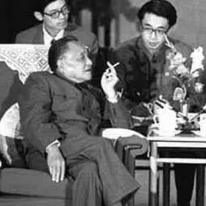 鄧小平三次擔任中央秘書長，第三次情況最特殊，與前兩次大不相同