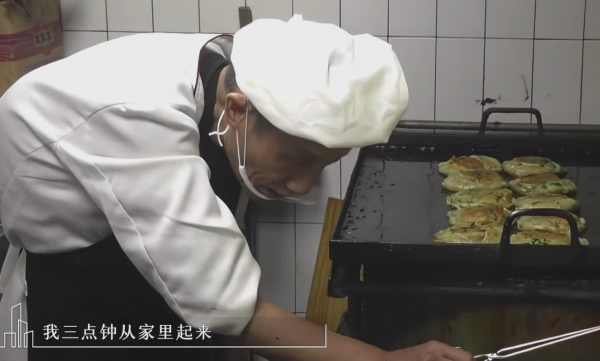 阿大日賺3000元卻獨居破舊老房，凌晨3點做蔥油餅，謝霆鋒：匠心