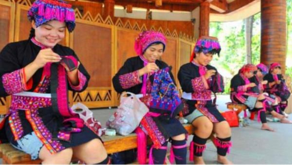 過年去苗寨,美女私下遞給你“個人用品”別亂接 過年去苗寨,美女私下遞給你“個人用品”別亂接