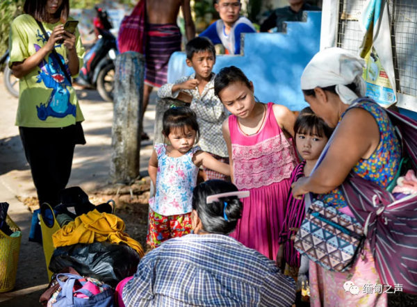 到處都在打仗！房子被炸！緬甸難民坐在地上，雙手合十為緬甸祈福