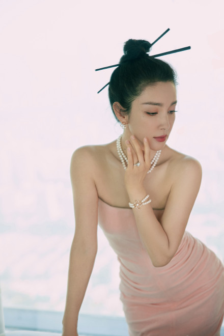 李冰冰穿粉色抹胸裙搭西裝 浪漫甜美