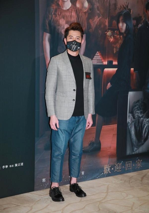 56歲郭富城“不服老”，西裝造型時髦帥氣，和34歲的妻子很般配