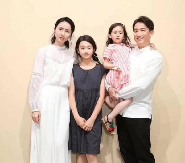 黃多多出現意外以後，父女首次現身，滿面愁容