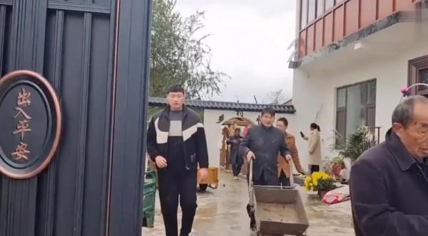 大衣哥家買石頭布置新房子