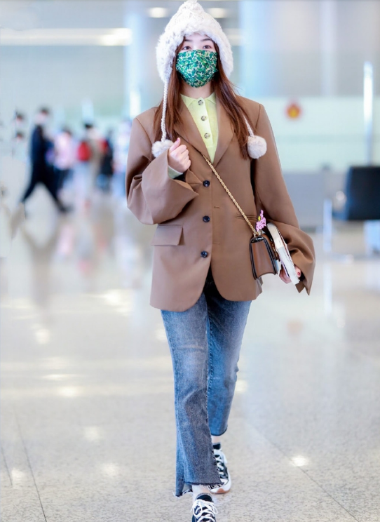 32歲的張含韻無需刻意扮嫩，毛球帽搭西裝溫柔有活力，少女感絕了