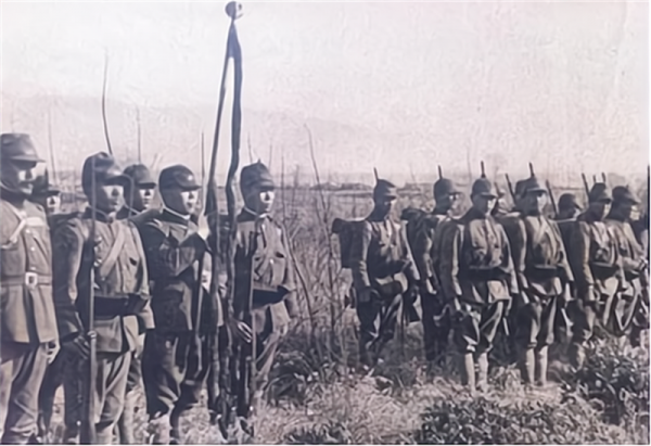 八路軍政委重傷倒地,漢奸發現他還活著,附耳說:我們一會兒就走 八路軍政委重傷倒地,漢奸發現他還活著,附耳說:我們一會兒就走