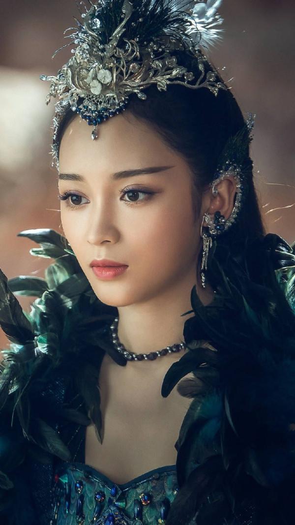 小臉女星的天下！這12個漫畫臉巔峰PK，大眼睛巴掌臉一個比一個美